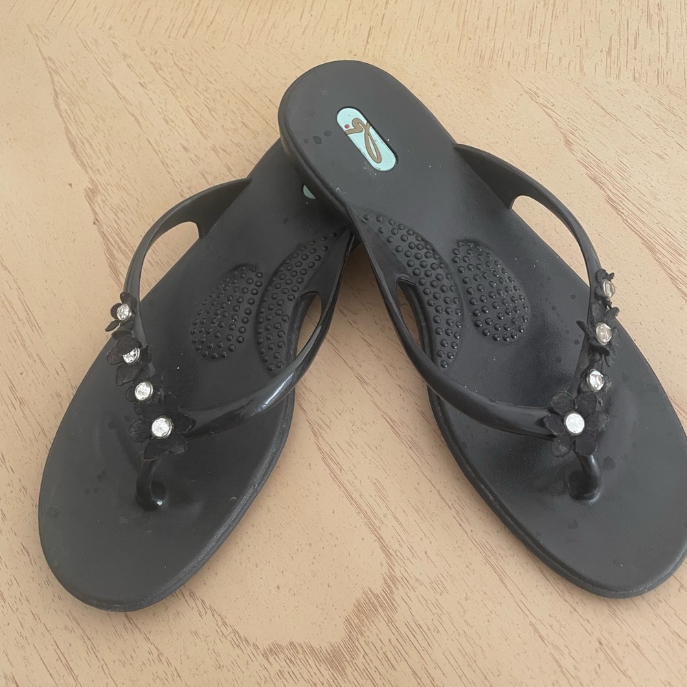 Oka B Loren Flip Flop in Black with Floral and Rhinestone Accent Size ML M L